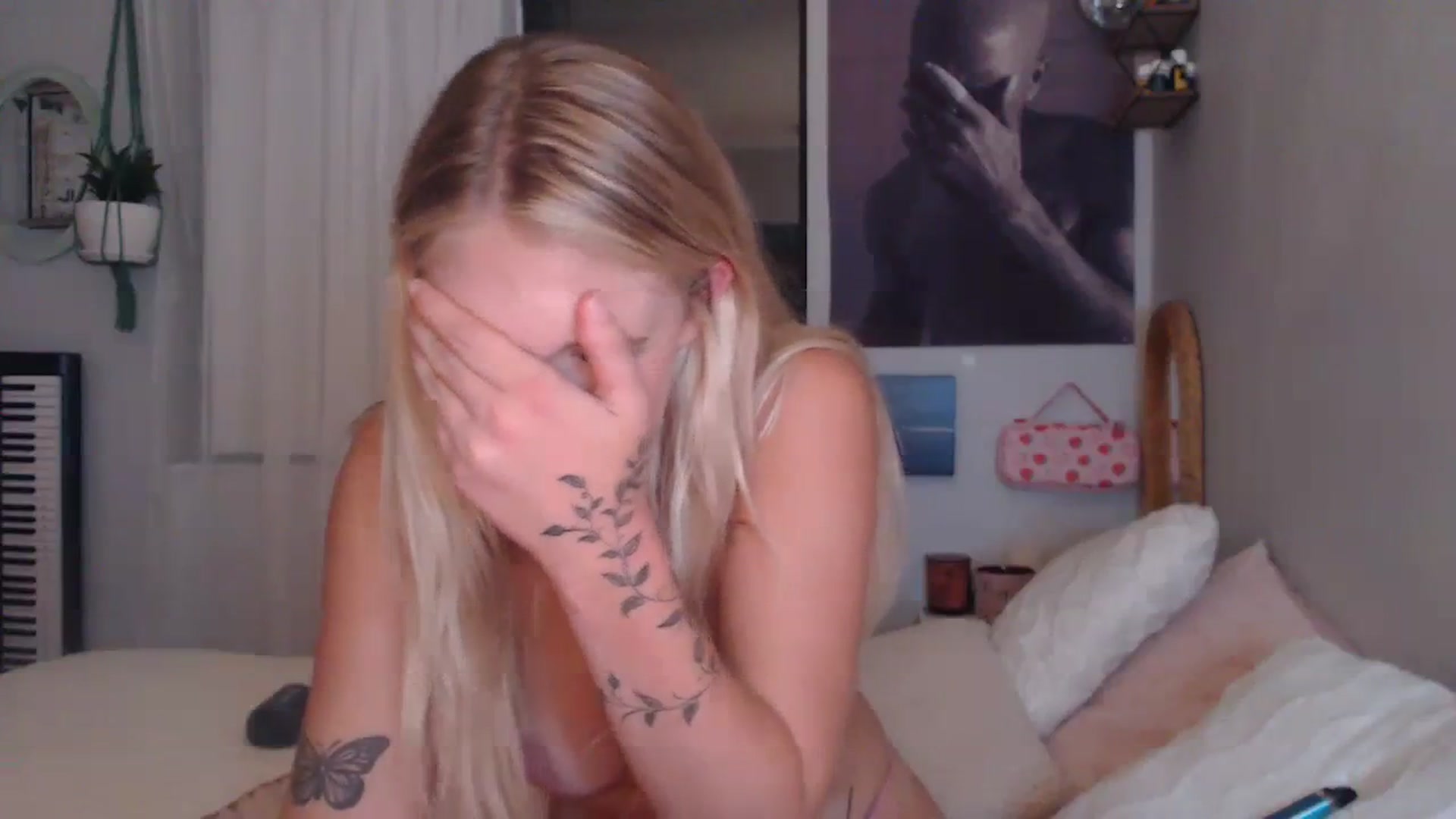 Gallery image thumbnail from Em_babyxx's myfreecams stream on, 08/10/2023, 06:25 image 18 of 20