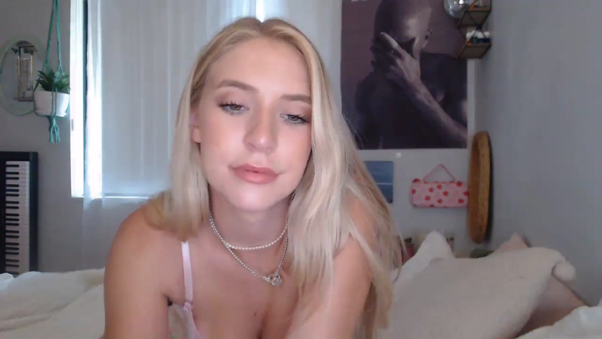 Gallery image thumbnail from Em_babyxx's myfreecams stream on, 08/24/2023, 01:43 image 12 of 20