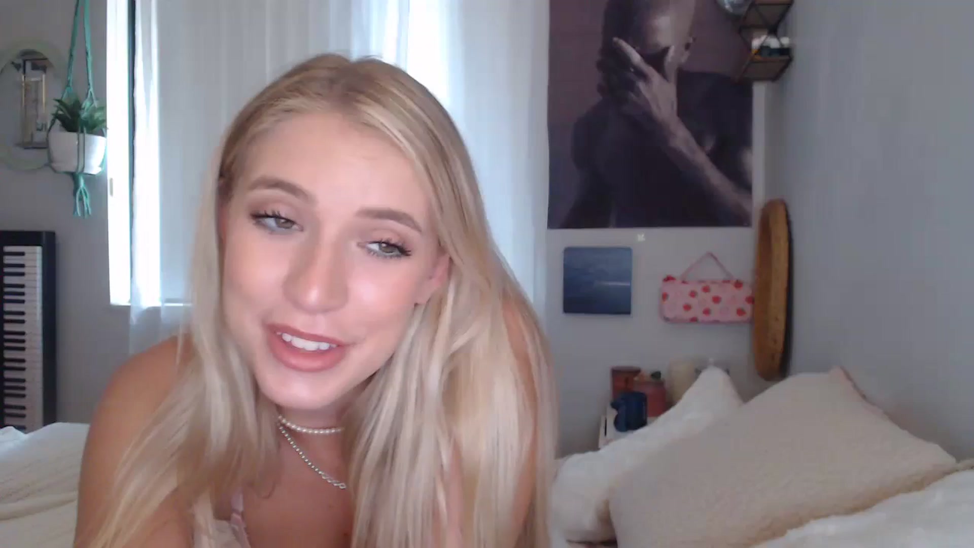 Gallery image thumbnail from Em_babyxx's myfreecams stream on, 08/24/2023, 01:43 image 1 of 20