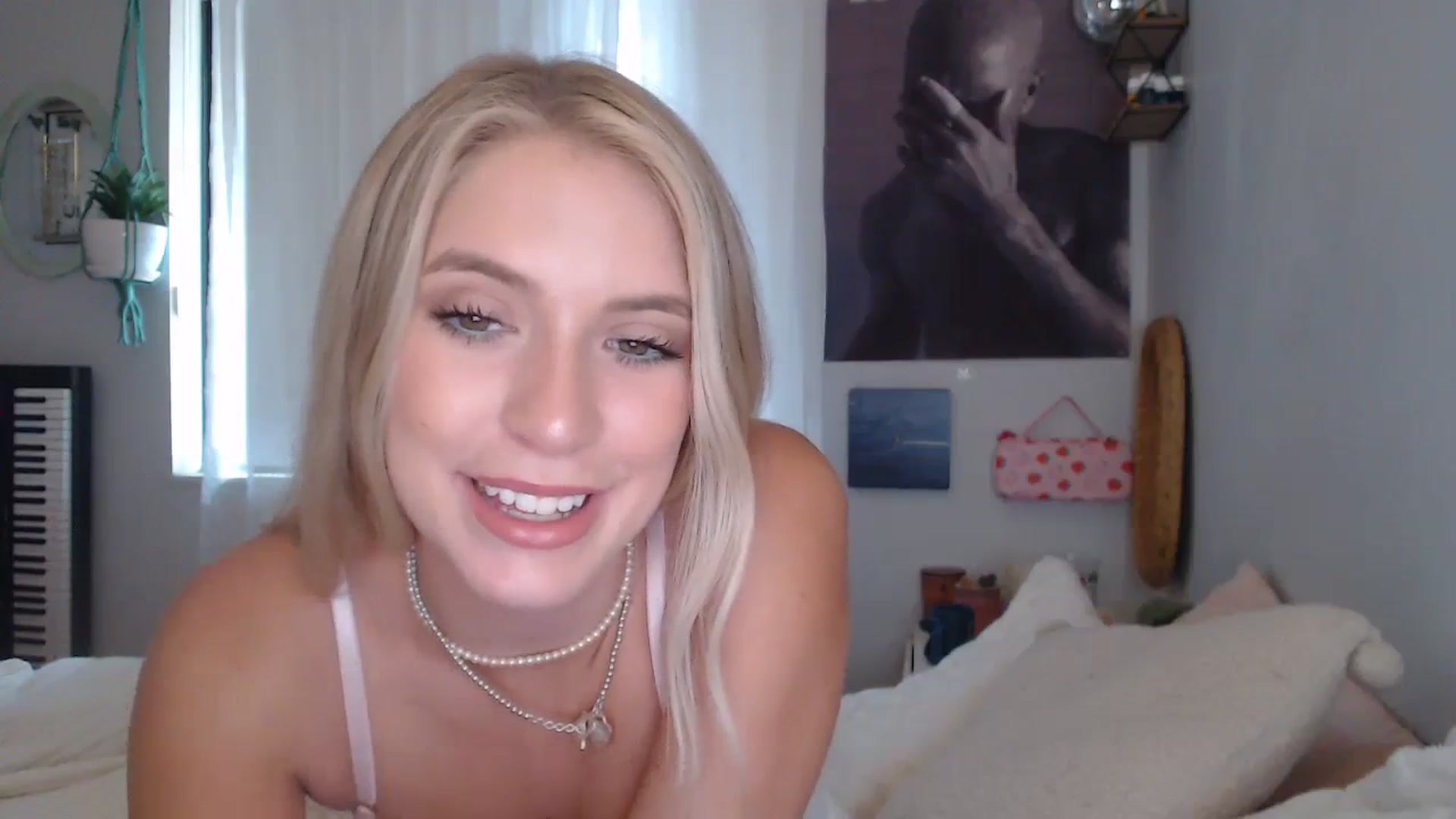 Gallery image thumbnail from Em_babyxx's myfreecams stream on, 08/24/2023, 01:43 image 9 of 20