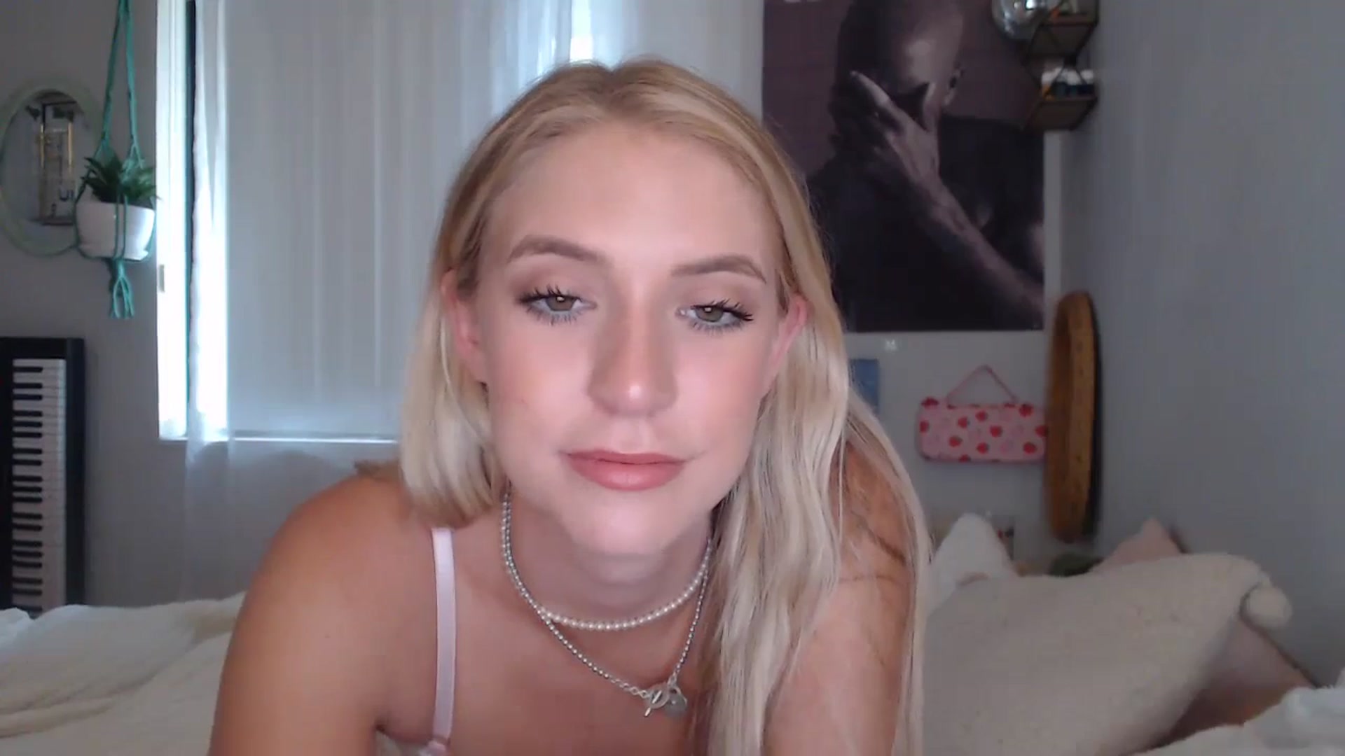 Gallery image thumbnail from Em_babyxx's myfreecams stream on, 08/24/2023, 01:43 image 10 of 20