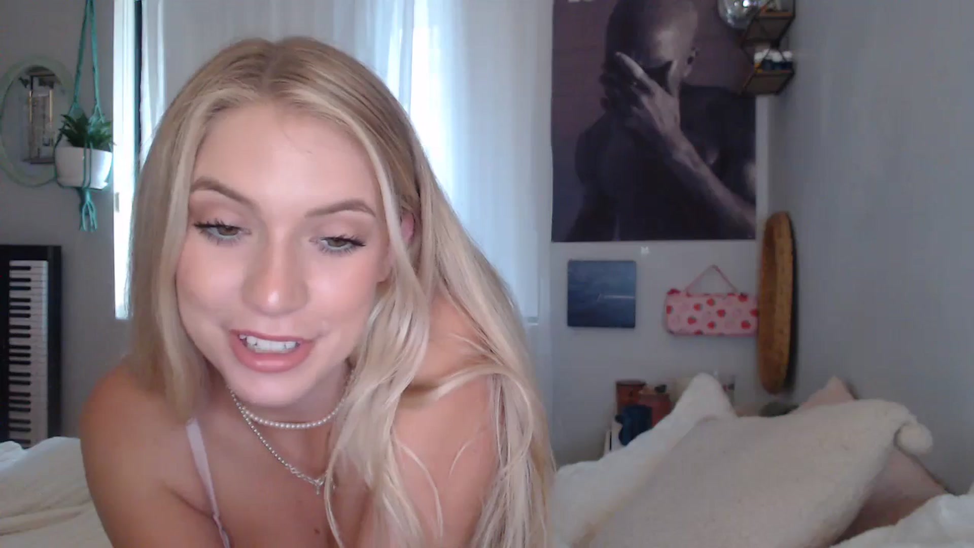 Gallery image thumbnail from Em_babyxx's myfreecams stream on, 08/24/2023, 01:43 image 13 of 20