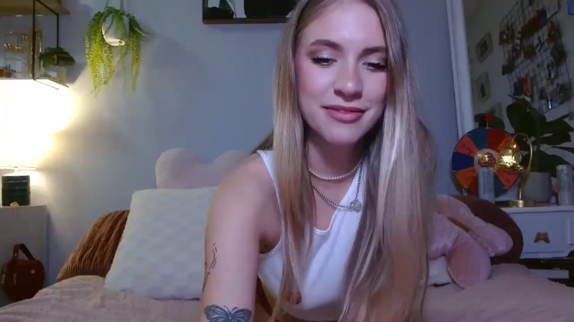 Gallery image thumbnail from Em_babyxx's myfreecams stream on, 01/25/2025, 07:37 image 17 of 20
