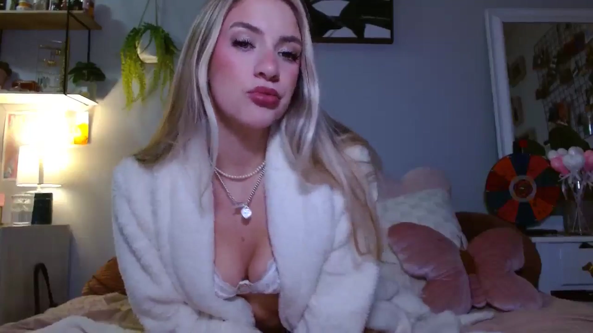Gallery image thumbnail from Em_babyxx's myfreecams stream on, 02/27/2025, 10:14 image 10 of 20