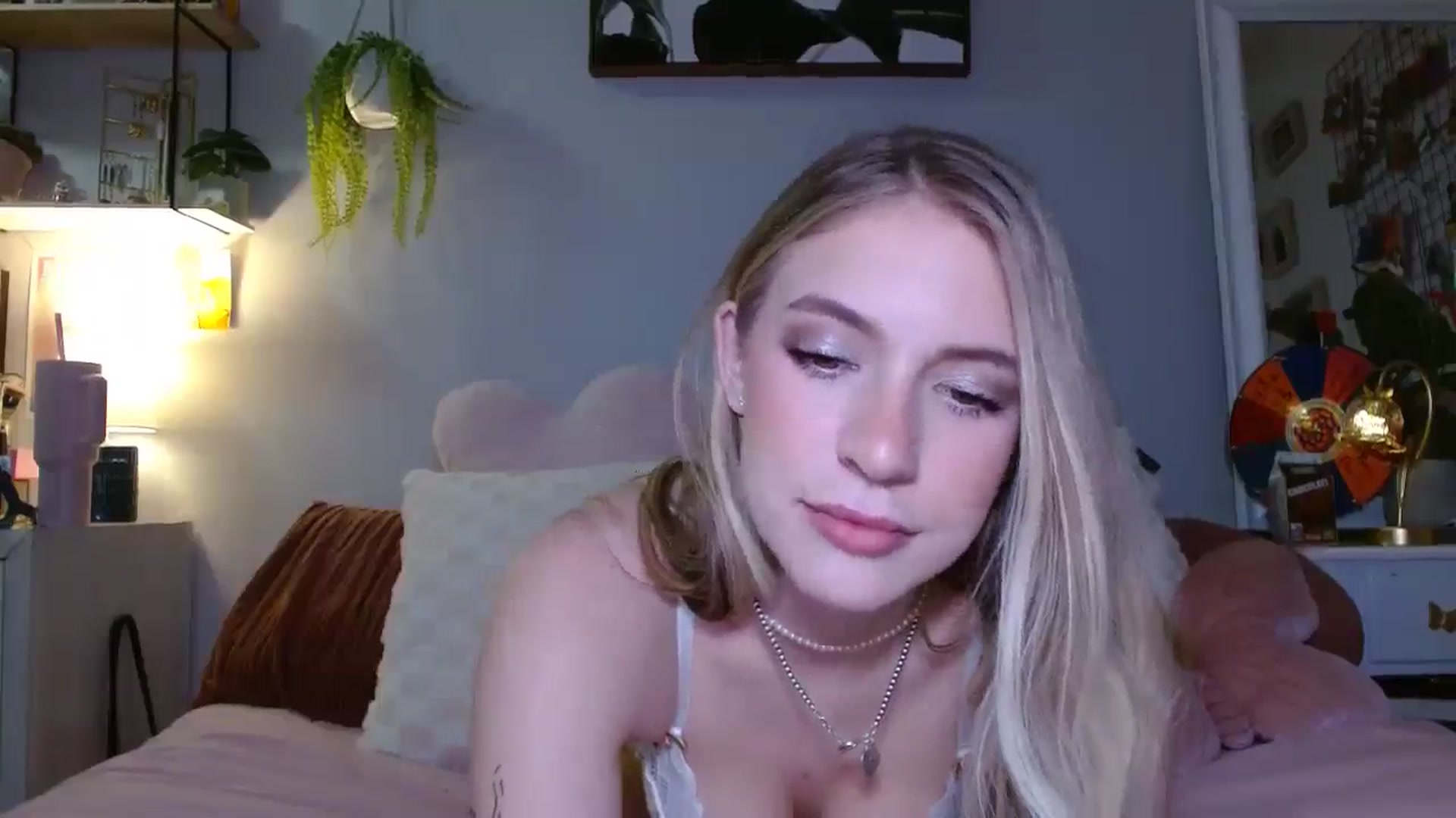 Gallery image thumbnail from Em_babyxx's myfreecams stream on, 04/06/2025, 07:36 image 2 of 20