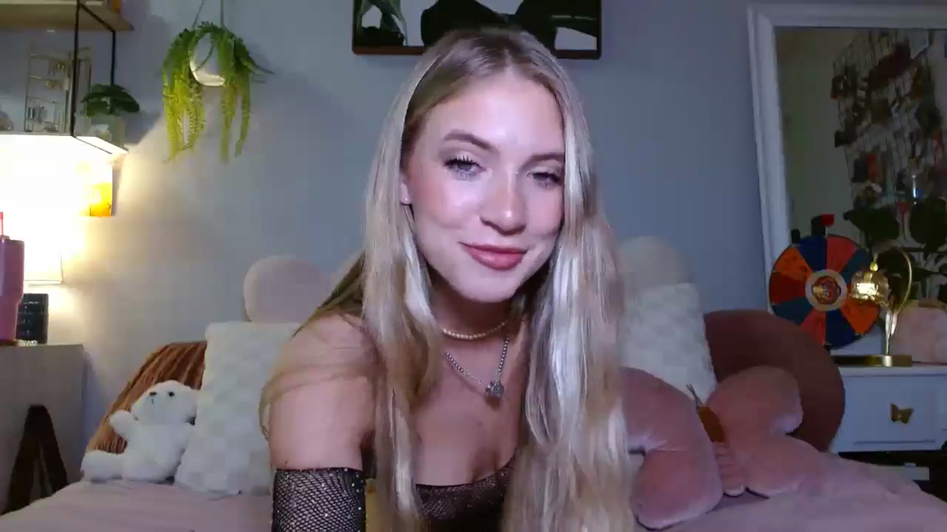 Gallery image thumbnail from Em_babyxx's myfreecams stream on, 04/25/2025, 08:14 image 6 of 20
