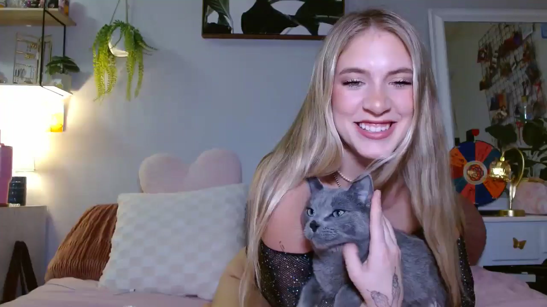 Gallery image thumbnail from Em_babyxx's myfreecams stream on, 04/25/2025, 08:14 image 18 of 20