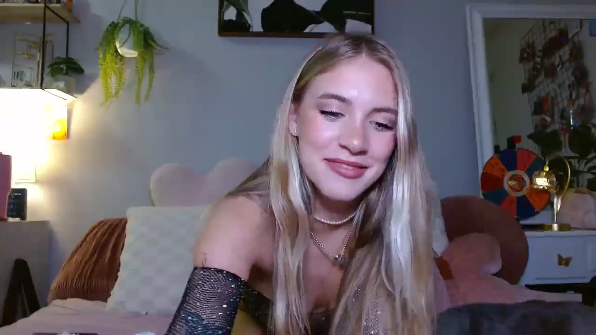 Gallery image thumbnail from Em_babyxx's myfreecams stream on, 04/25/2025, 08:14 image 17 of 20