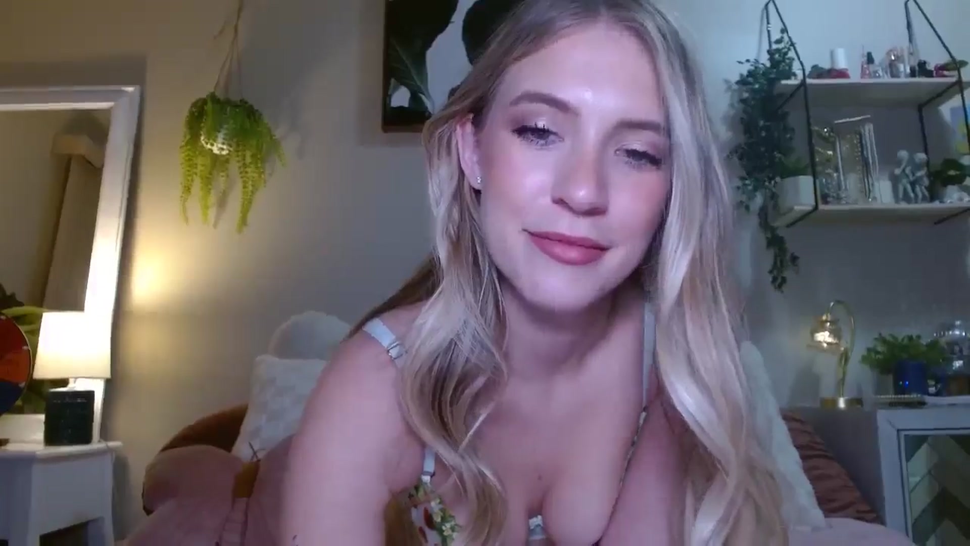 Gallery image thumbnail from Em_babyxx's myfreecams stream on, 05/25/2025, 07:11 image 14 of 20