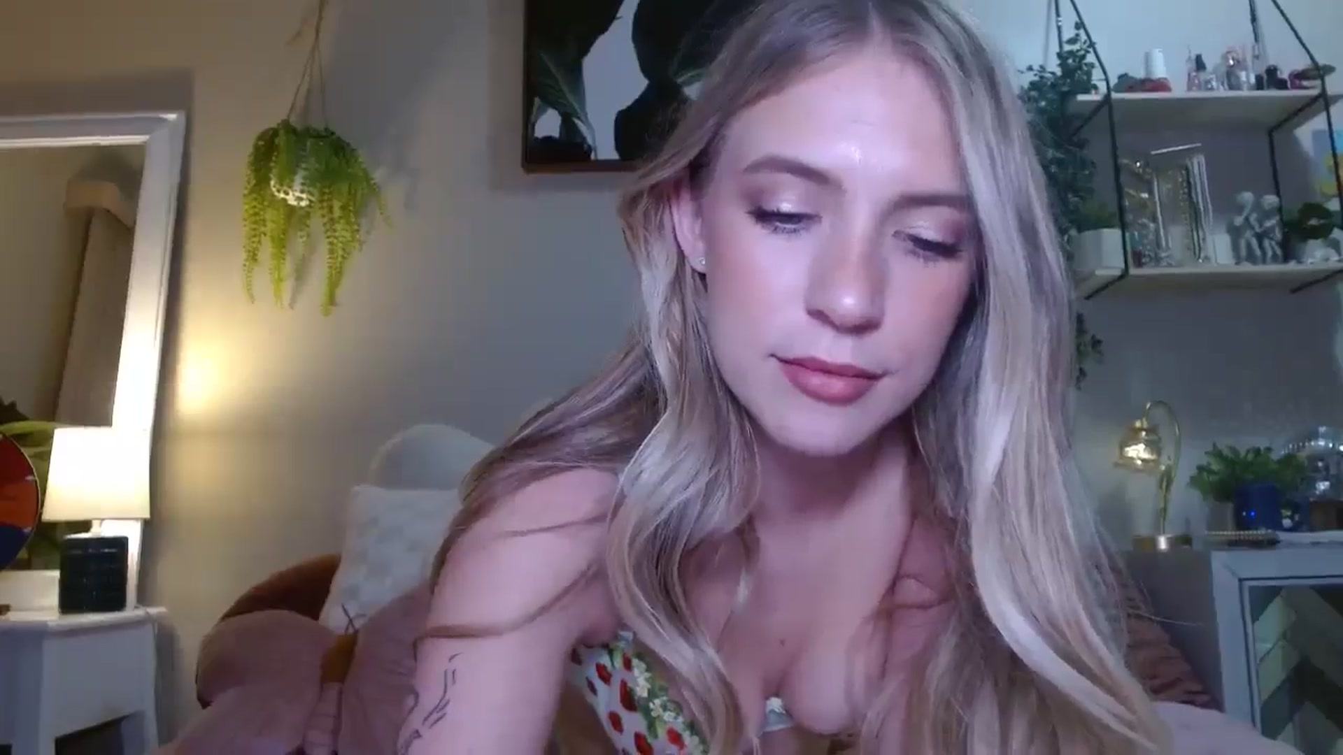 Gallery image thumbnail from Em_babyxx's myfreecams stream on, 05/25/2025, 07:11 image 20 of 20