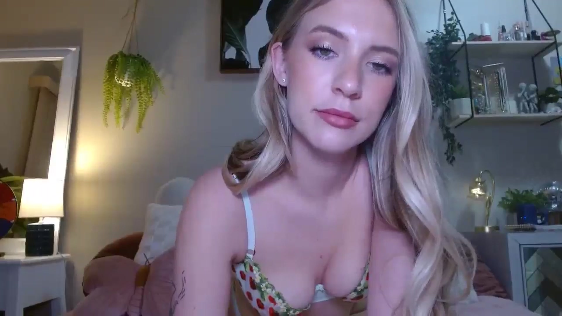 Gallery image thumbnail from Em_babyxx's myfreecams stream on, 05/25/2025, 07:11 image 9 of 20