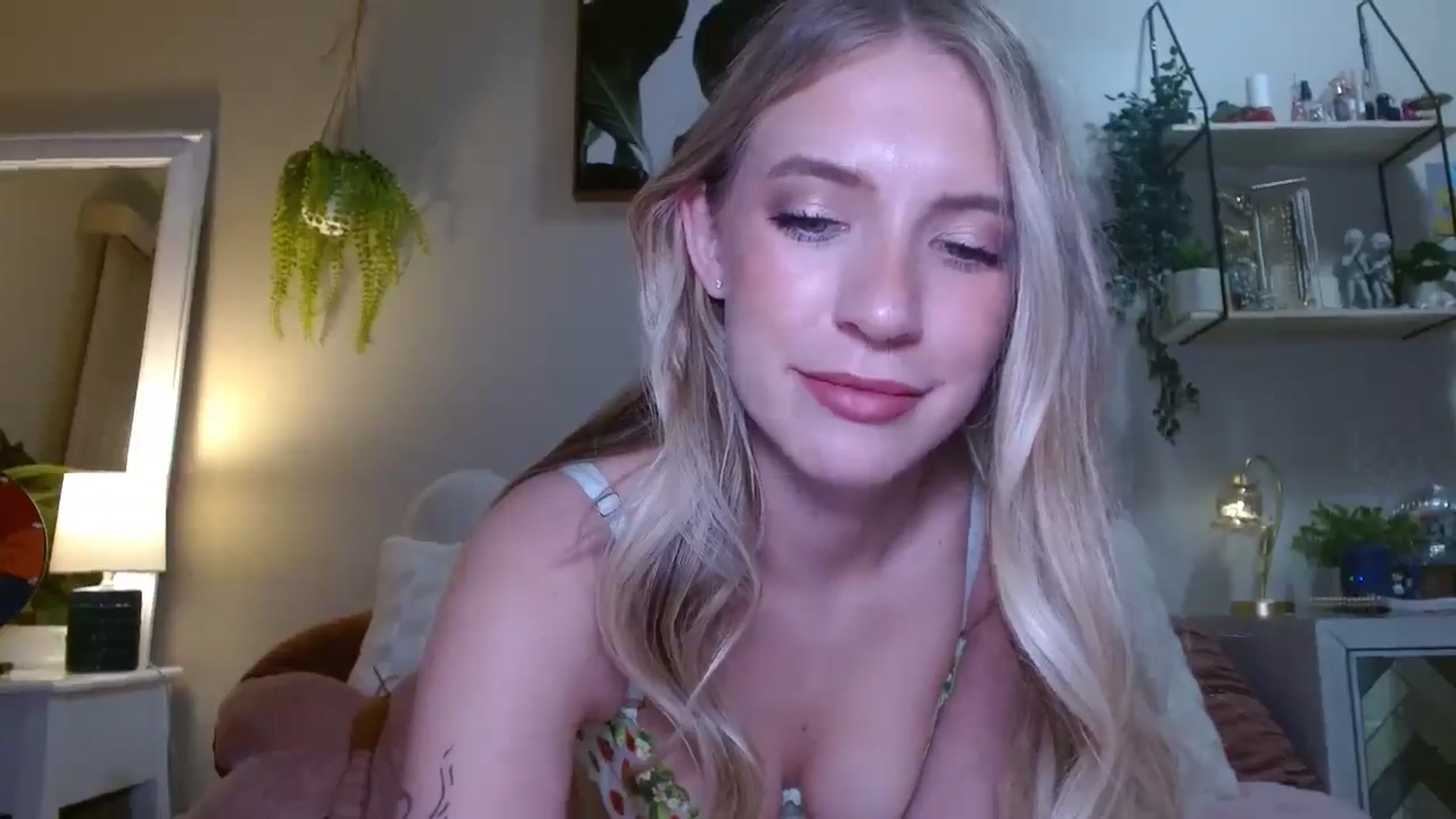 Gallery image thumbnail from Em_babyxx's myfreecams stream on, 05/25/2025, 07:11 image 15 of 20