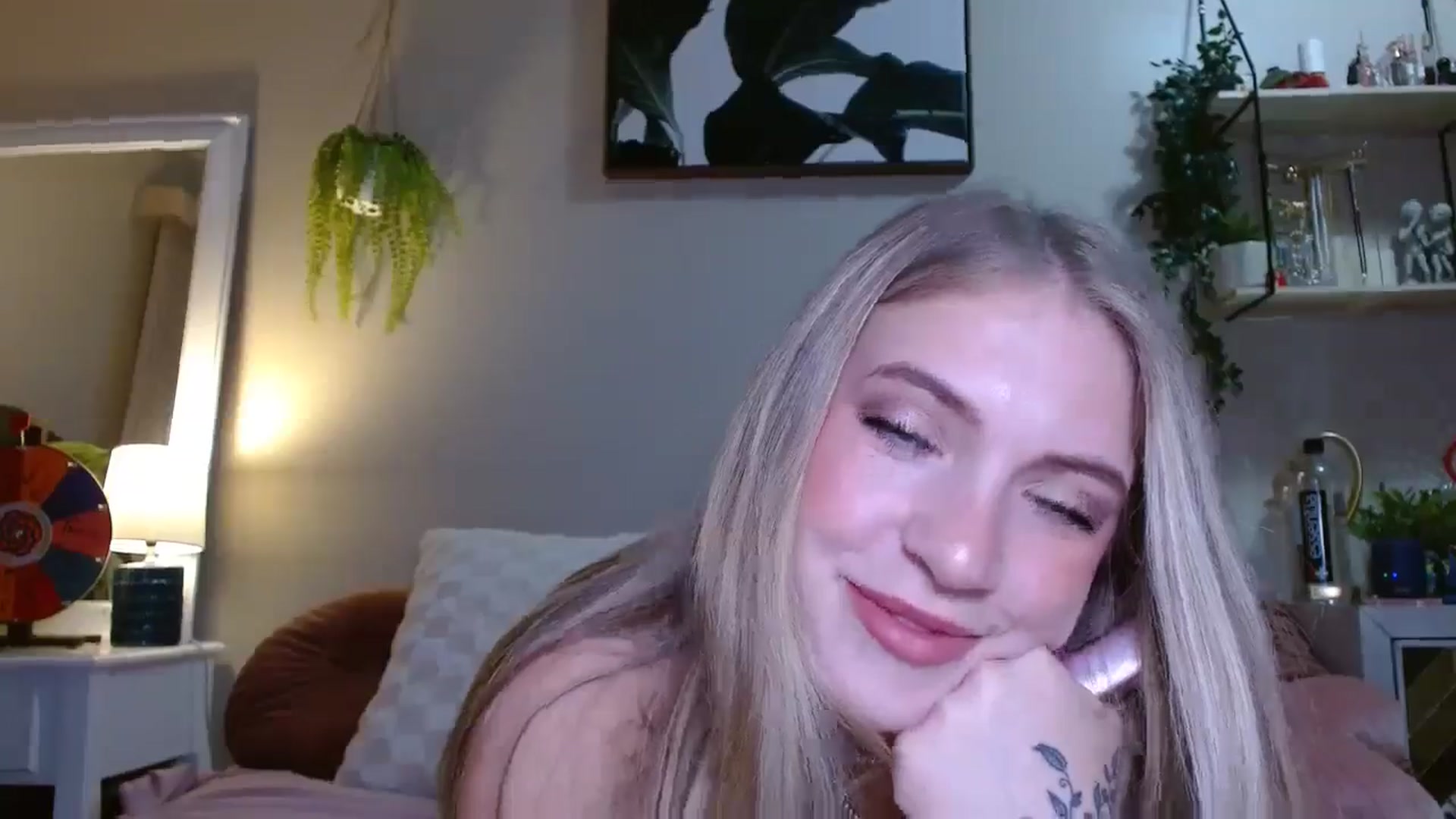 Gallery image thumbnail from Em_babyxx's myfreecams stream on, 06/02/2025, 08:01 image 15 of 20