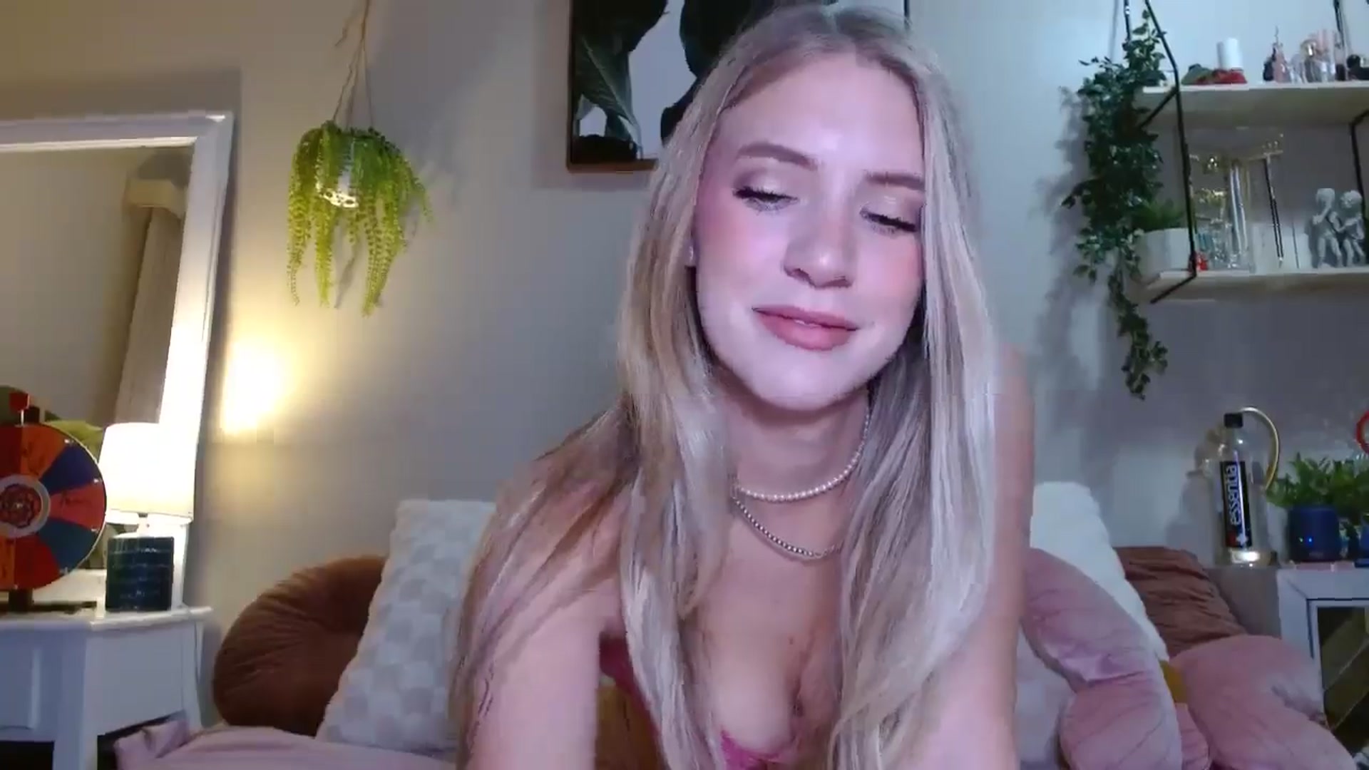 Gallery image thumbnail from Em_babyxx's myfreecams stream on, 06/02/2025, 08:01 image 10 of 20