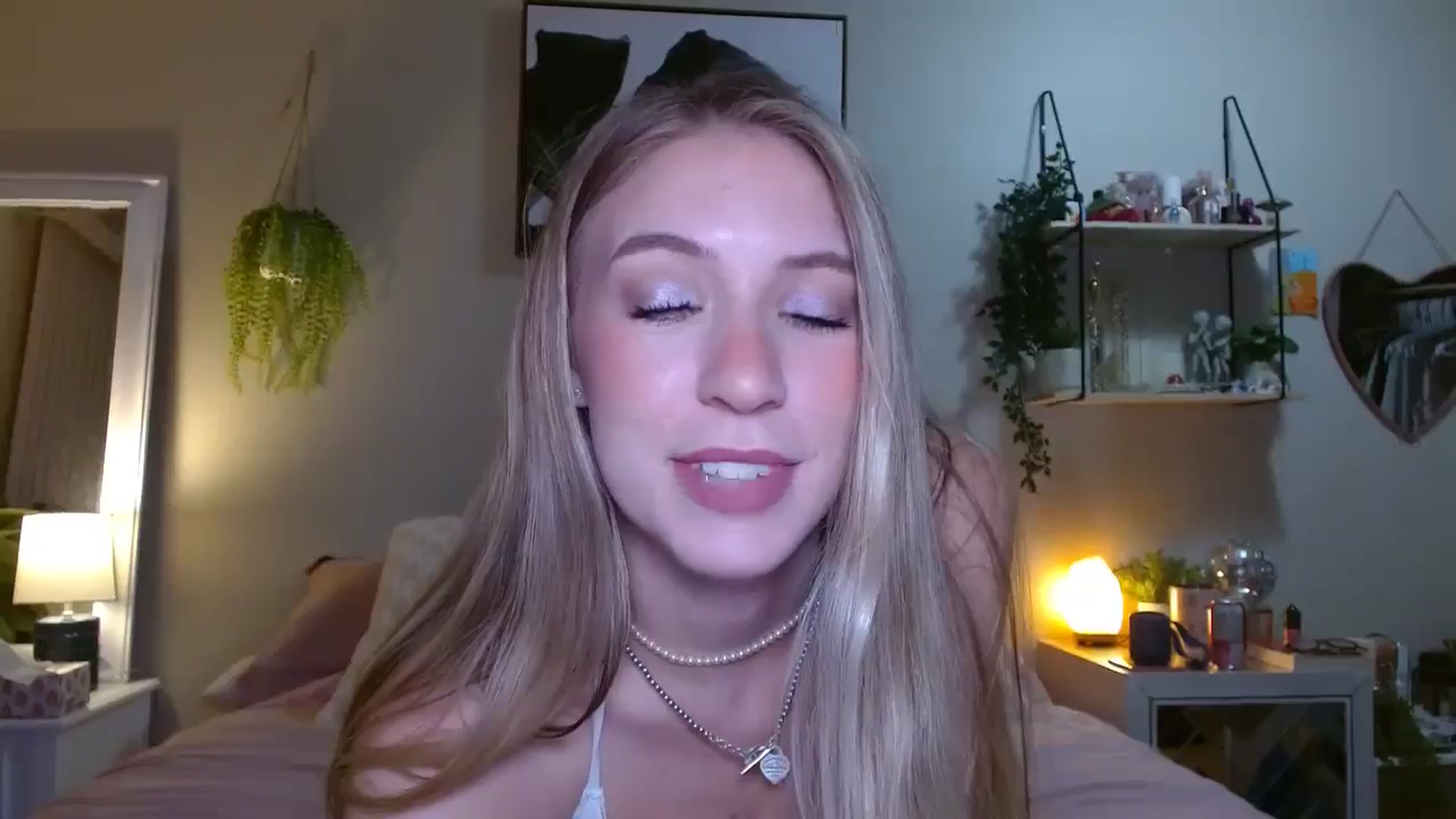 Gallery image thumbnail from Em_babyxx's myfreecams stream on, 09/01/2025, 06:47 image 10 of 20
