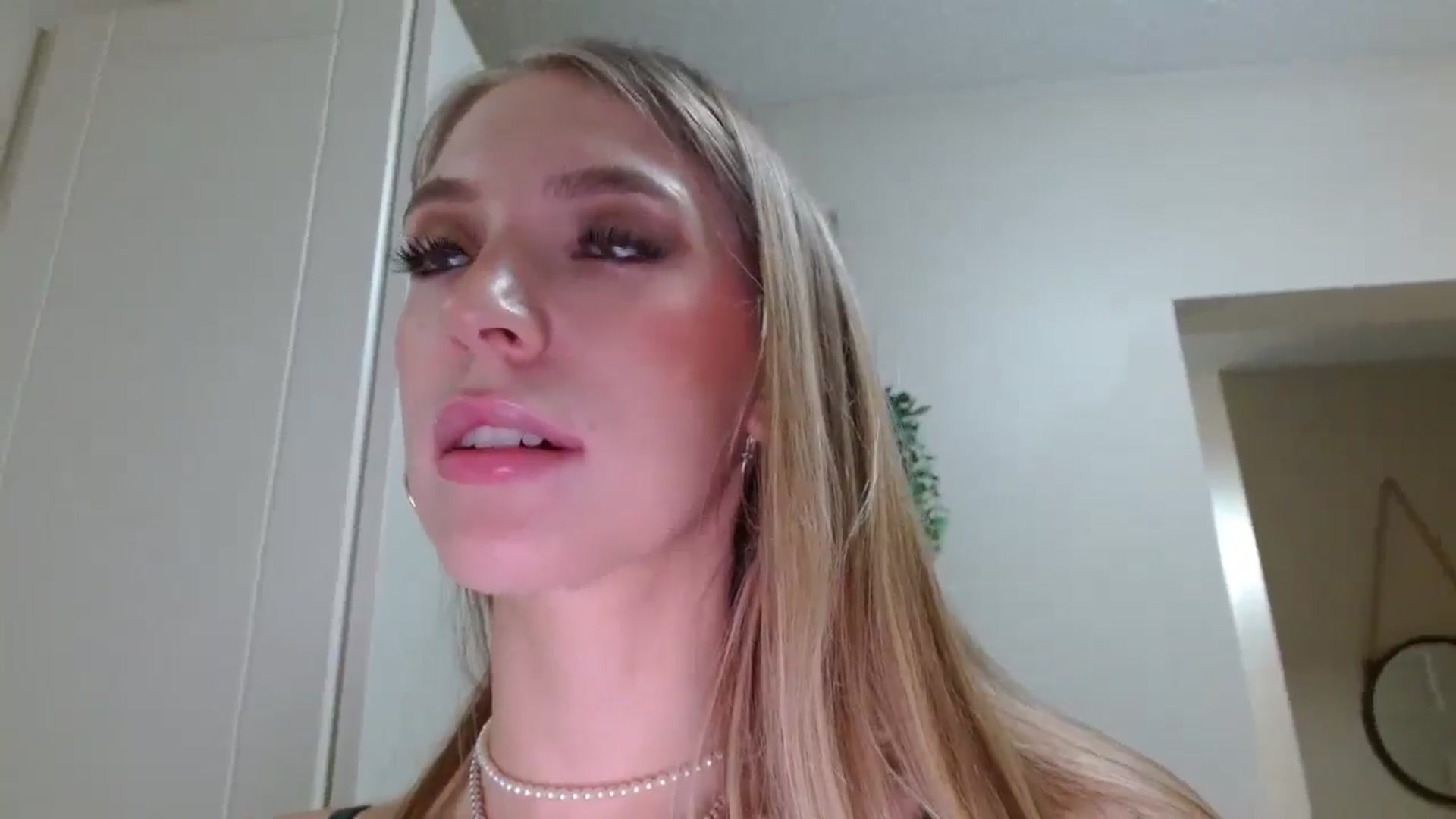 Gallery image thumbnail from Em_babyxx's myfreecams stream on, 12/04/2025, 09:43 image 8 of 20