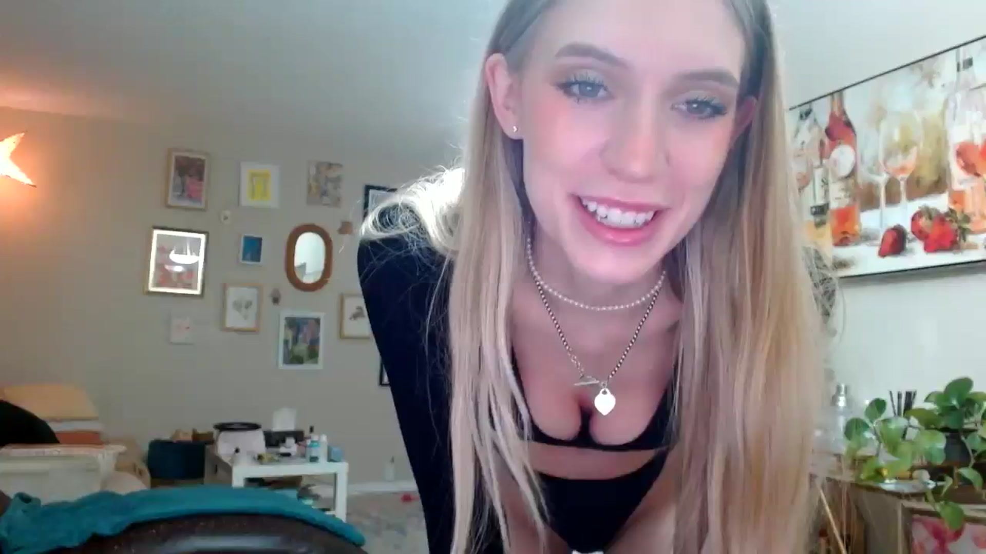 Gallery image thumbnail from Em_babyxx's myfreecams stream on, 01/07/2026, 09:43 image 17 of 20