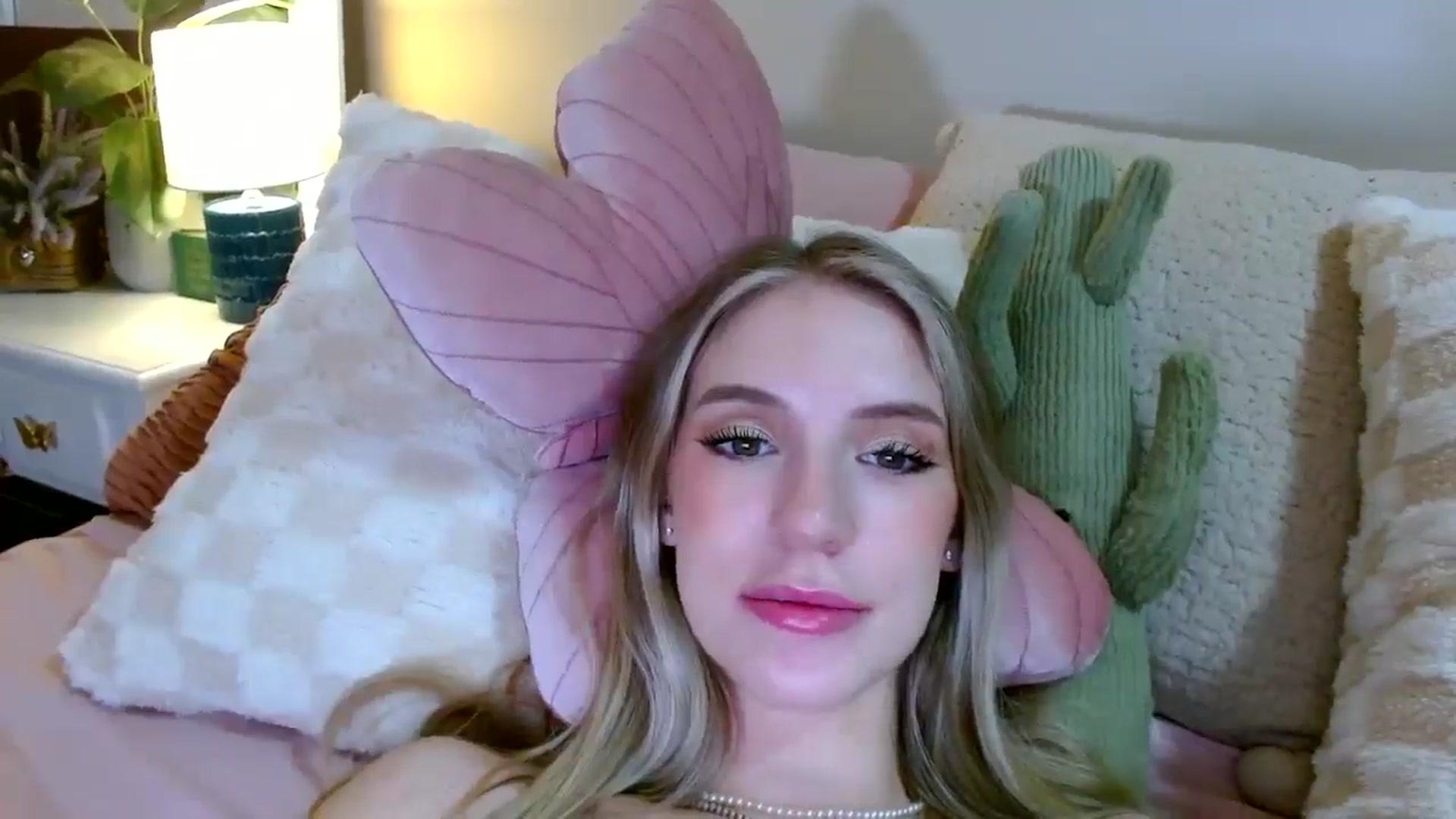 Gallery image thumbnail from Em_babyxx's myfreecams stream on, 01/10/2026, 10:31 image 11 of 20