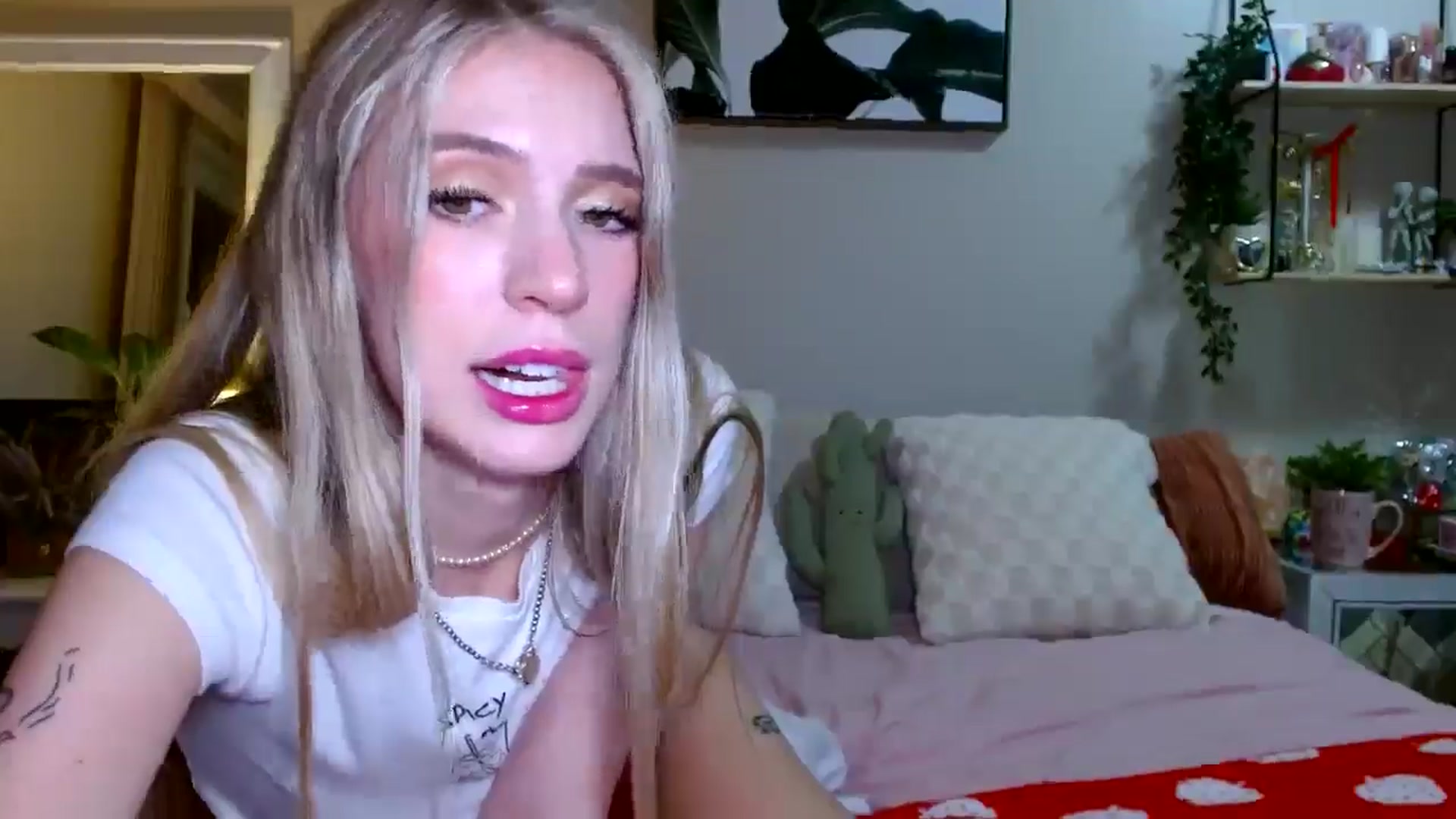 Gallery image thumbnail from Em_babyxx's myfreecams stream on, 01/12/2026, 08:32 image 18 of 20