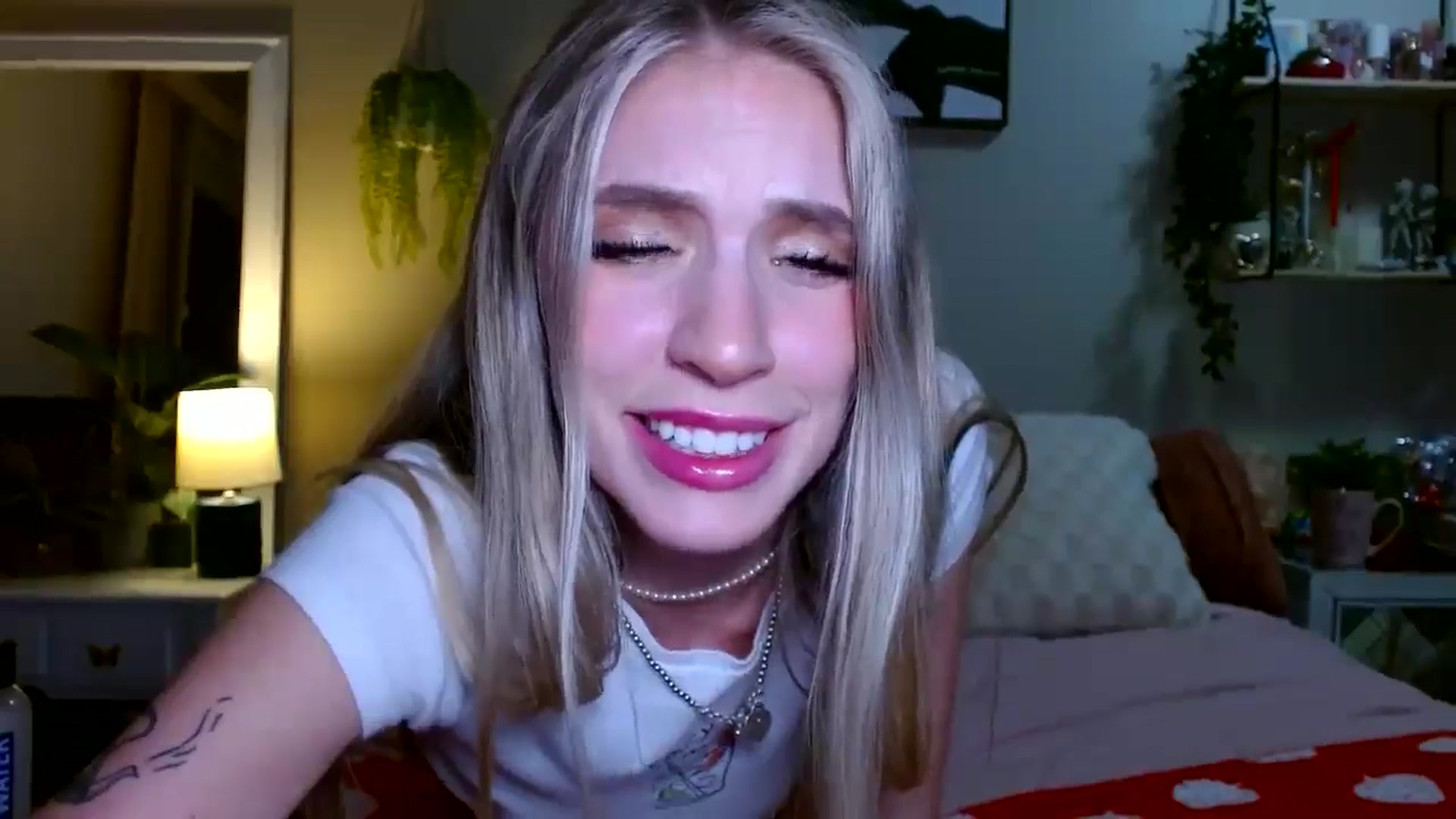 Gallery image thumbnail from Em_babyxx's myfreecams stream on, 01/12/2026, 08:32 image 17 of 20