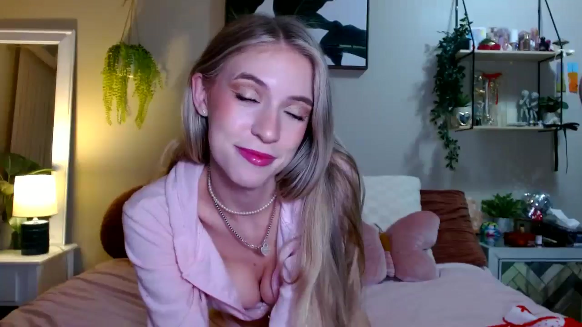 Gallery image thumbnail from Em_babyxx's myfreecams stream on, 01/13/2026, 11:45 image 3 of 20