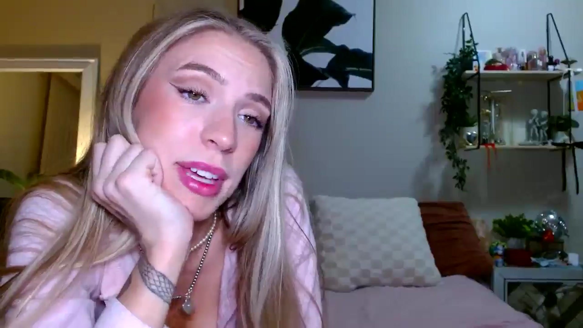 Gallery image thumbnail from Em_babyxx's myfreecams stream on, 02/06/2026, 10:56 image 16 of 20