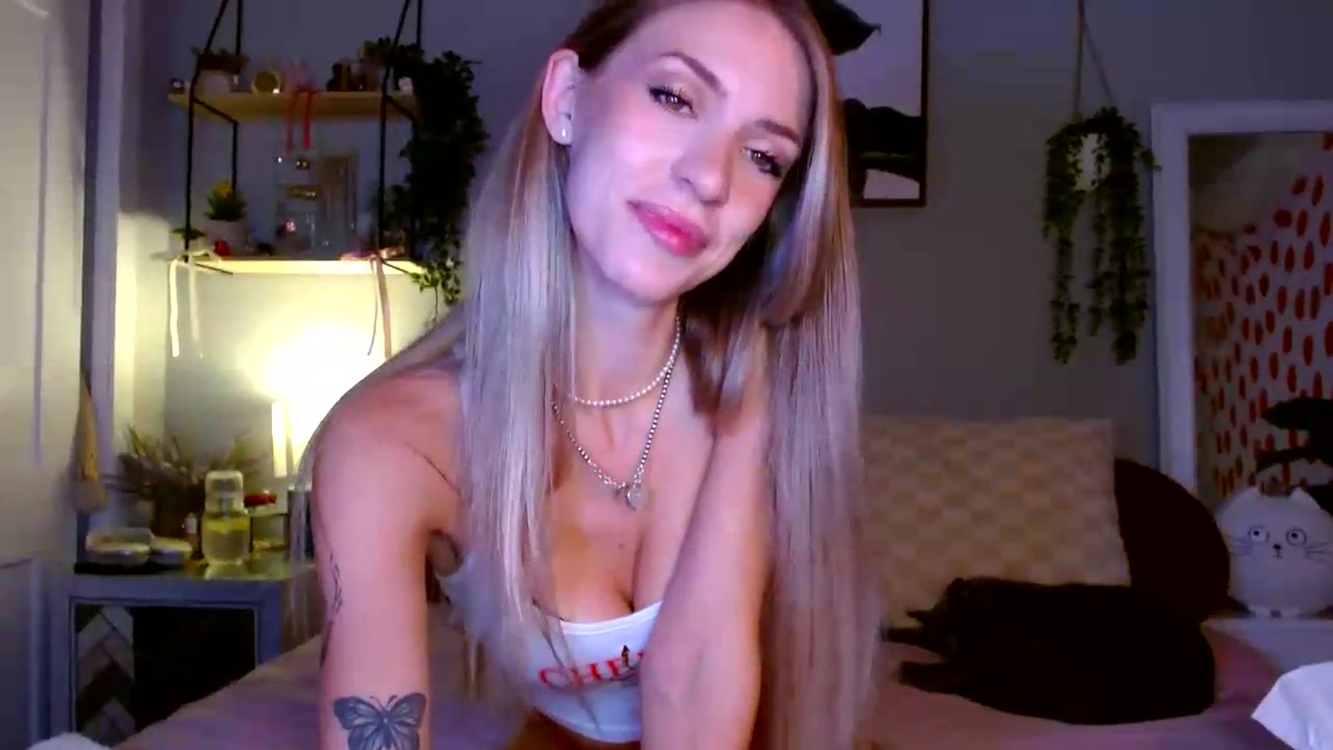 Gallery image thumbnail from Em_babyxx's myfreecams stream on, 08/20/2026, 09:34 image 2 of 20
