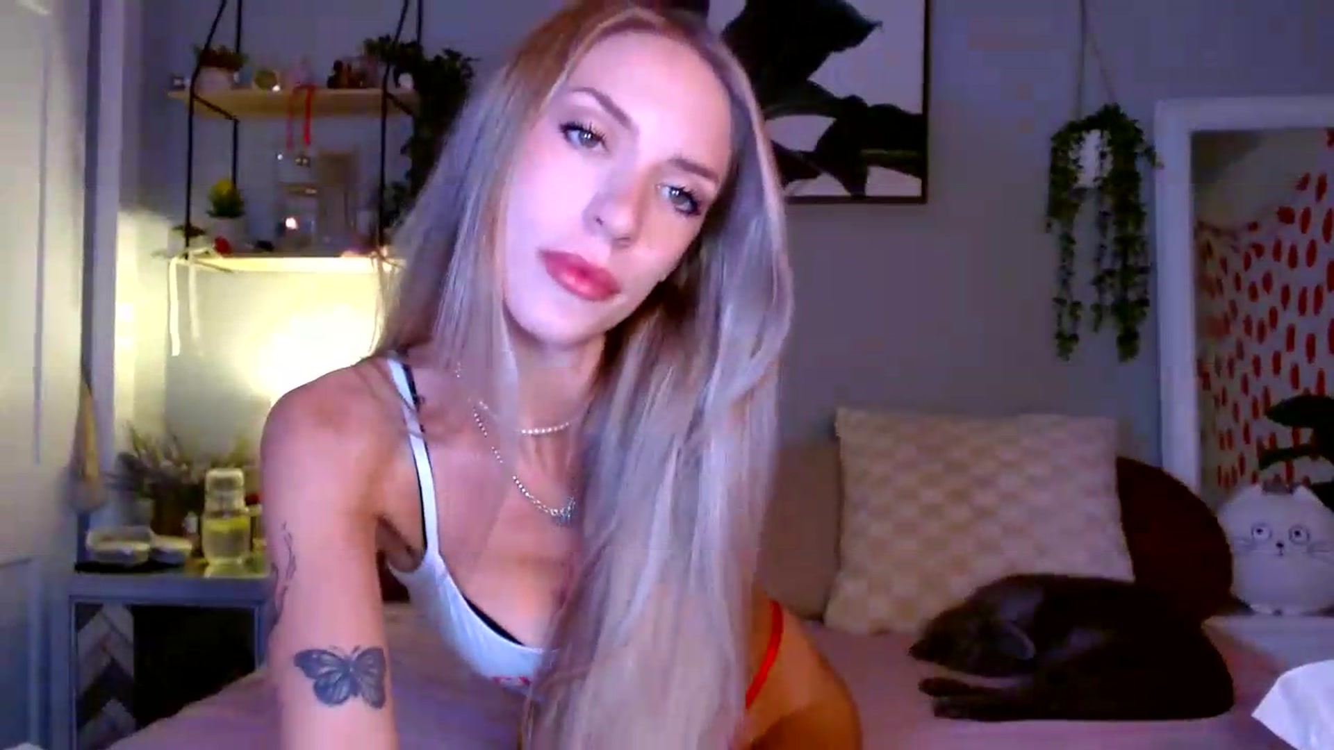 Gallery image thumbnail from Em_babyxx's myfreecams stream on, 08/20/2026, 09:34 image 6 of 20