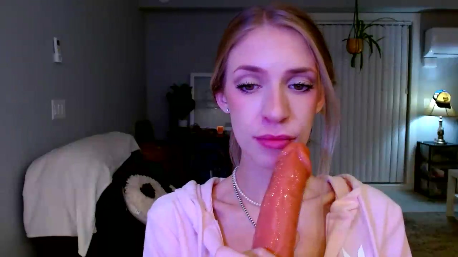 Gallery image thumbnail from Em_babyxx's myfreecams stream on, 09/14/2026, 10:18 image 19 of 20