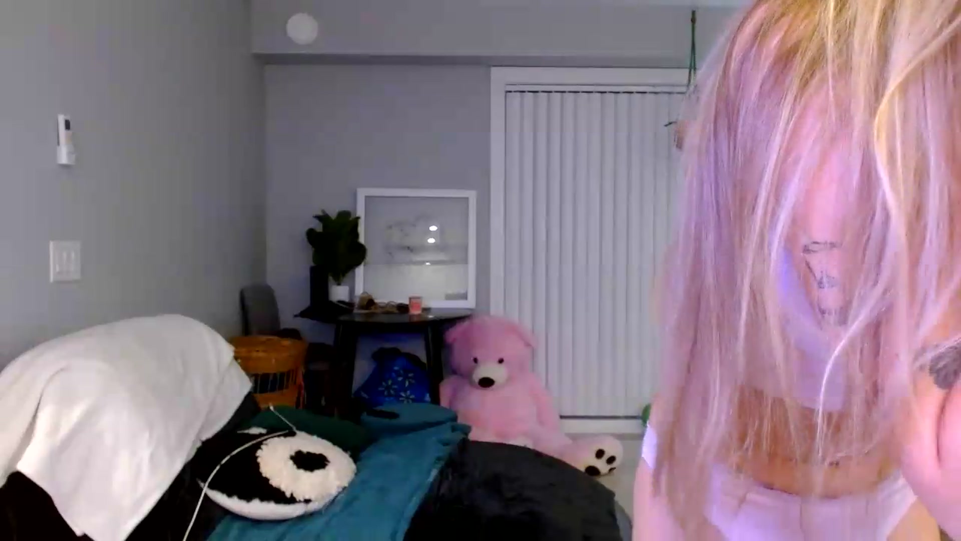 Gallery image thumbnail from Em_babyxx's myfreecams stream on, 09/18/2026, 13:39 image 4 of 20