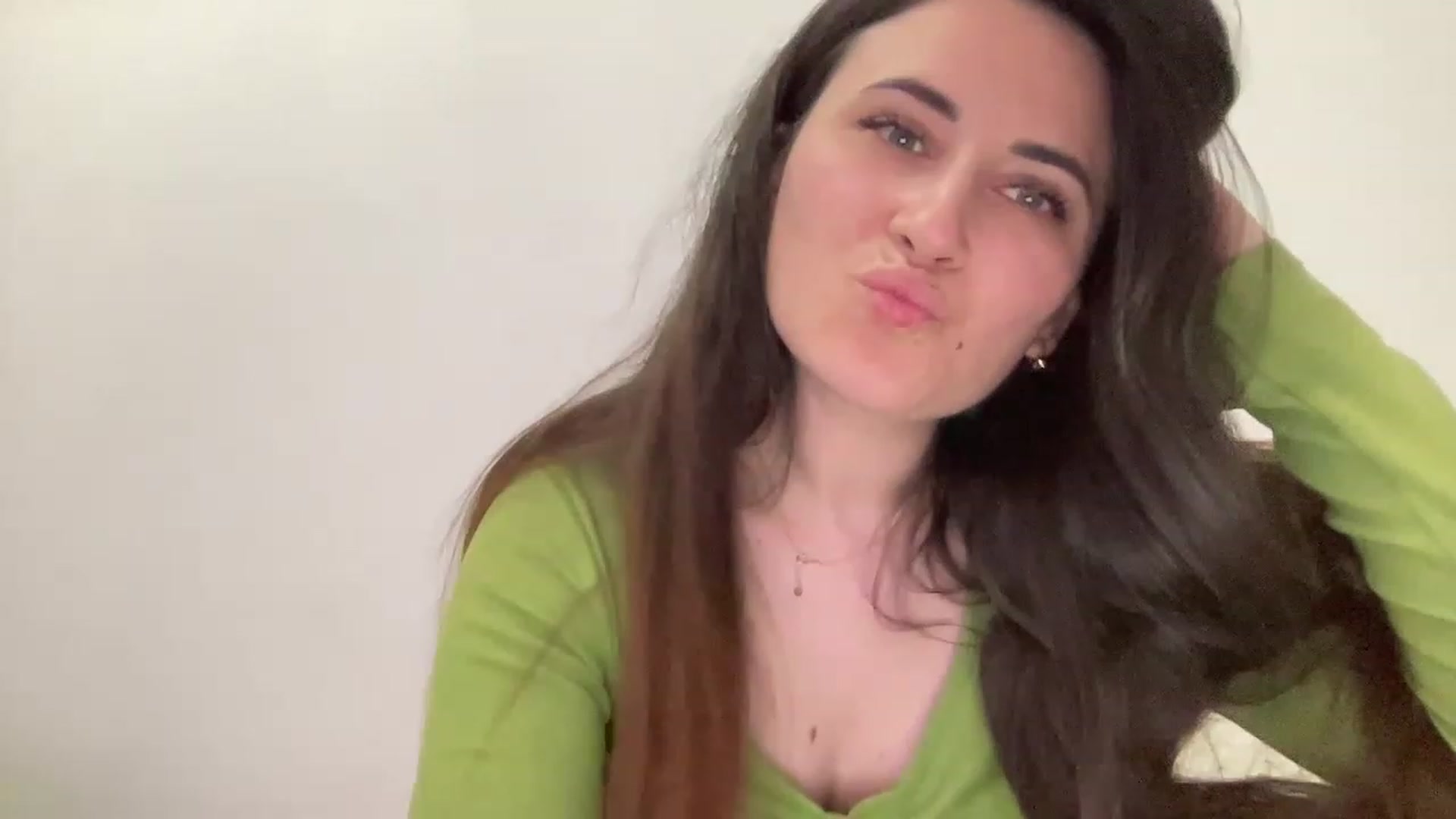 Gallery image thumbnail from Emafox's myfreecams stream on, 05/05/2023, 18:37 image 13 of 20