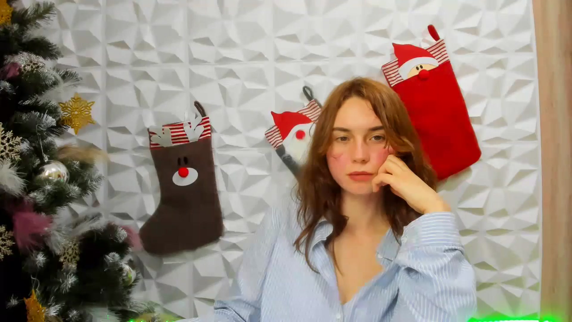 Gallery image thumbnail from EmberMoon's myfreecams stream on, 12/20/2024, 13:20 image 13 of 20