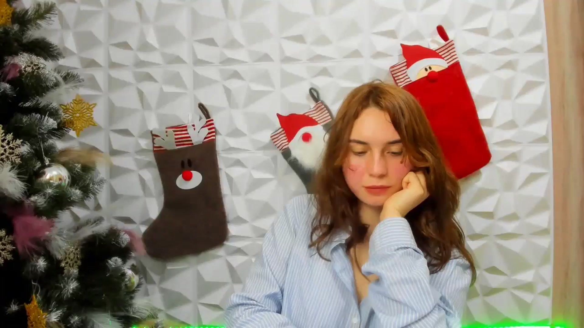 Gallery image thumbnail from EmberMoon's myfreecams stream on, 12/20/2024, 13:20 image 17 of 20