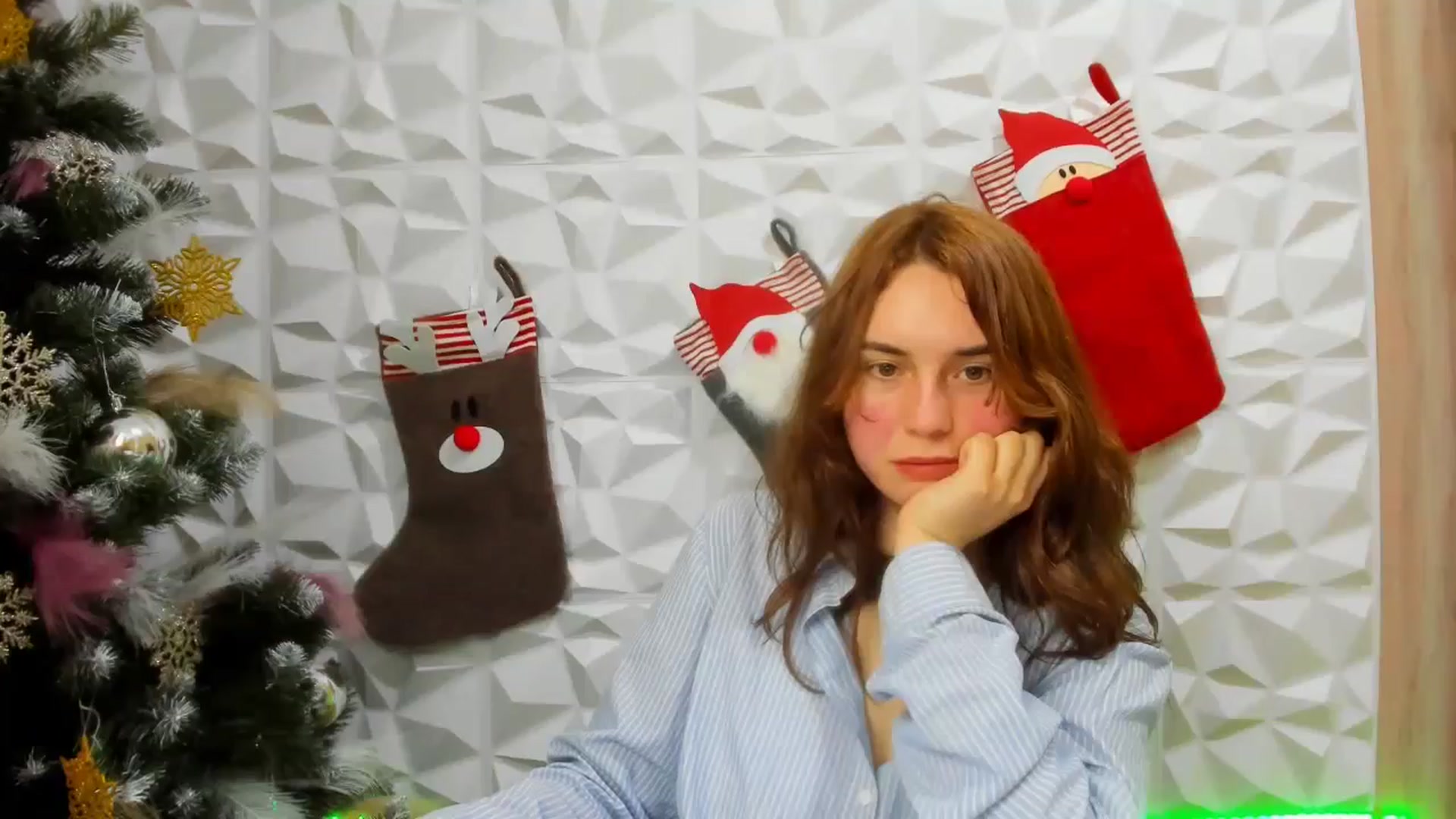Gallery image thumbnail from EmberMoon's myfreecams stream on, 12/20/2024, 13:20 image 15 of 20