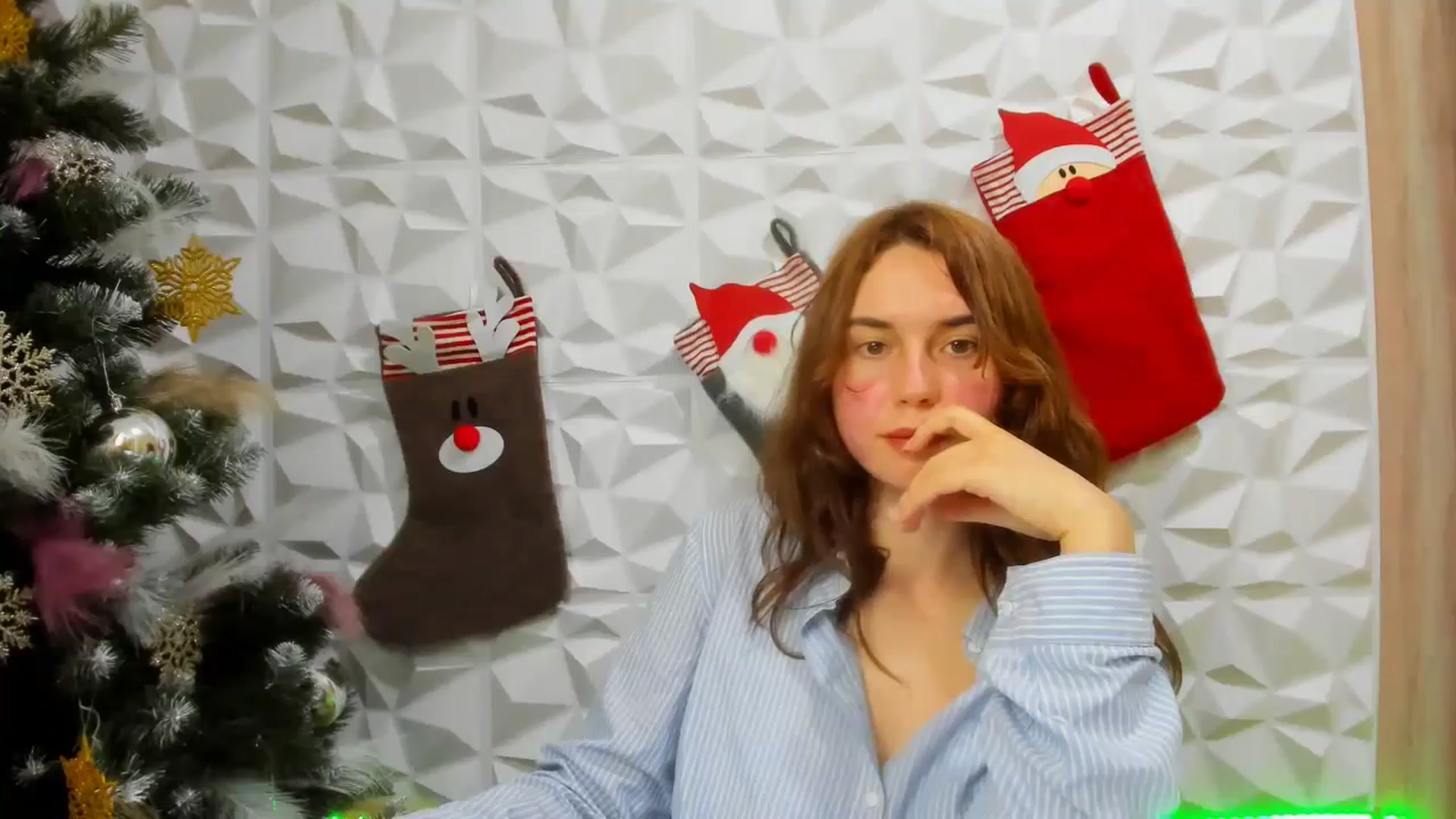 Gallery image thumbnail from EmberMoon's myfreecams stream on, 12/20/2024, 13:20 image 18 of 20