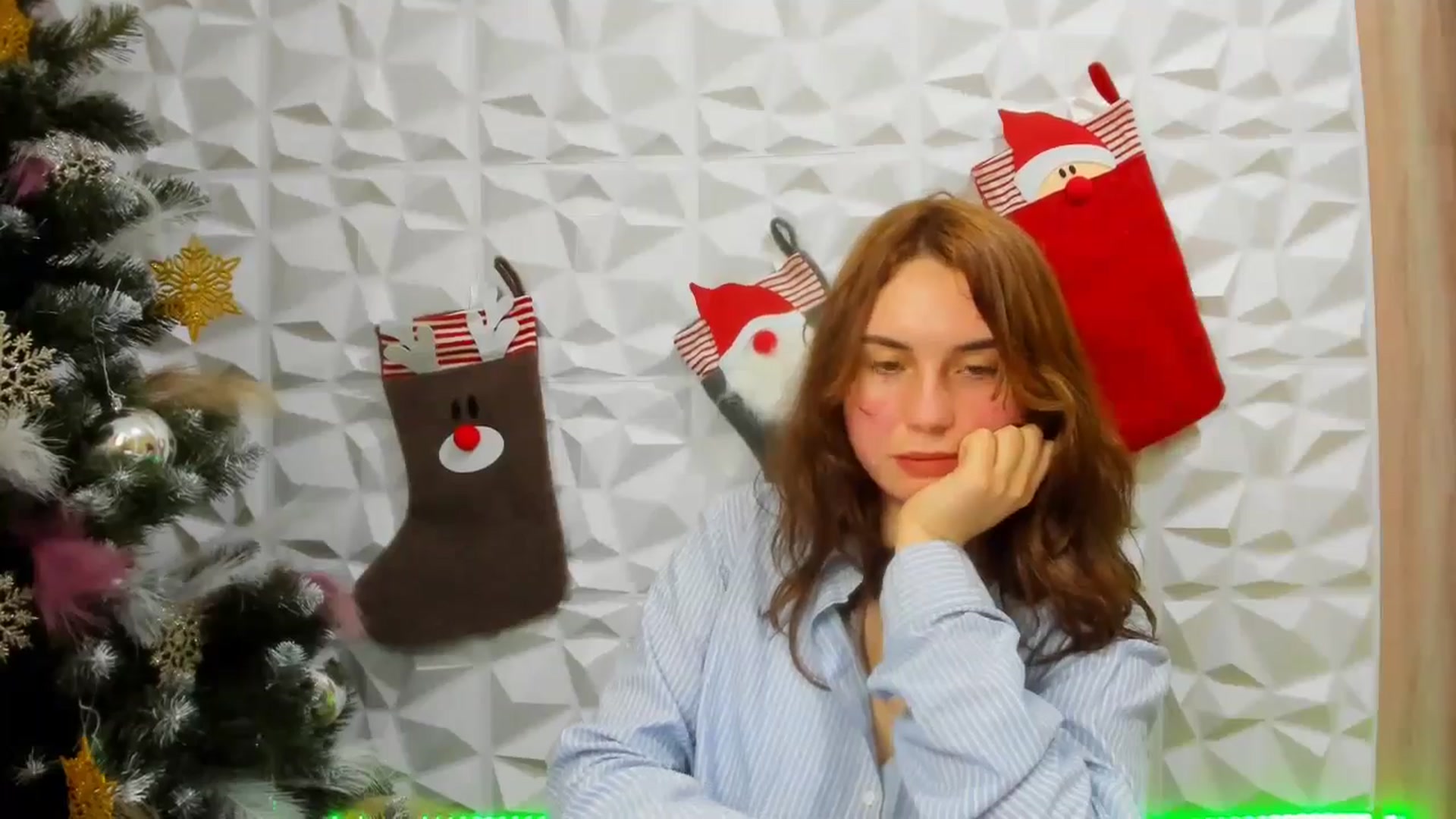 Gallery image thumbnail from EmberMoon's myfreecams stream on, 12/20/2024, 13:20 image 14 of 20