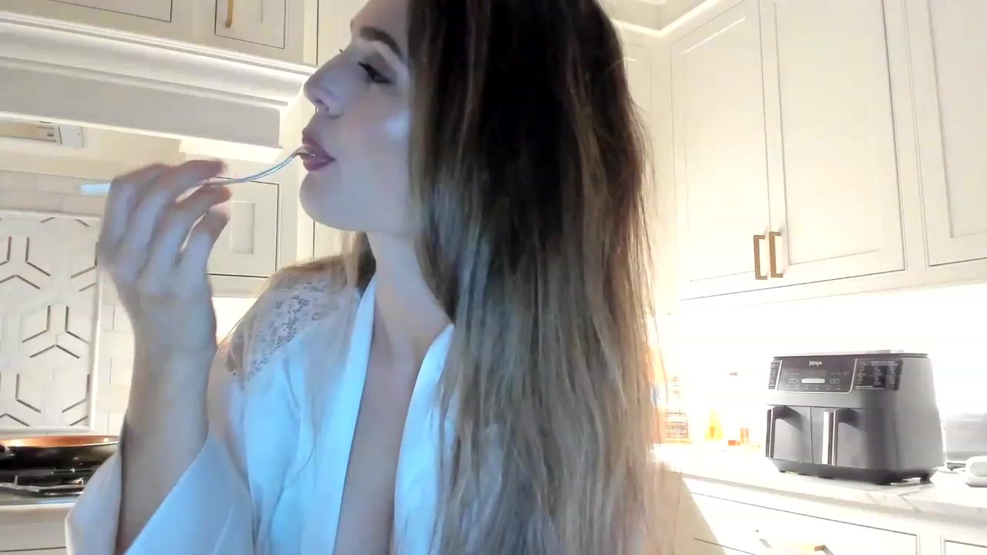 Gallery image thumbnail from Ember_Lynne's myfreecams stream on, 05/20/2023, 03:05 image 6 of 20