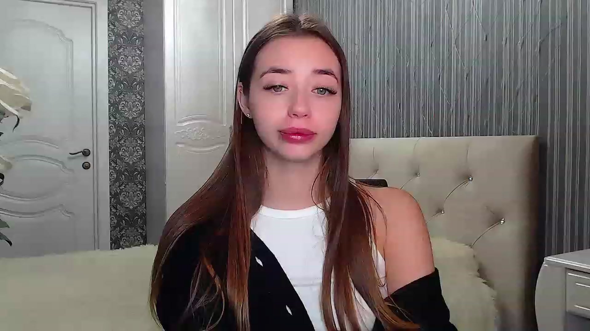 Gallery image thumbnail from EmeraldLilyyy's myfreecams stream on, 12/04/2022, 10:22 image 3 of 20