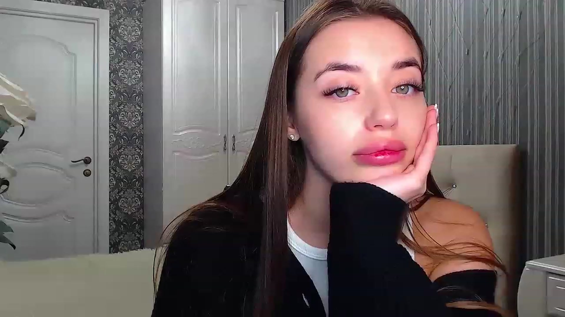 Gallery image thumbnail from EmeraldLilyyy's myfreecams stream on, 12/04/2022, 10:22 image 7 of 20
