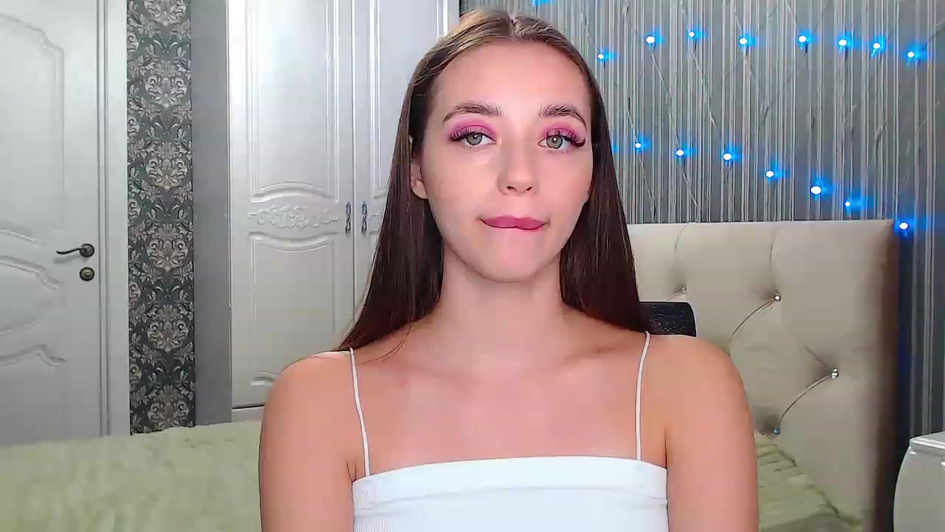Gallery image thumbnail from EmeraldLilyyy's myfreecams stream on, 12/09/2022, 07:52 image 13 of 20