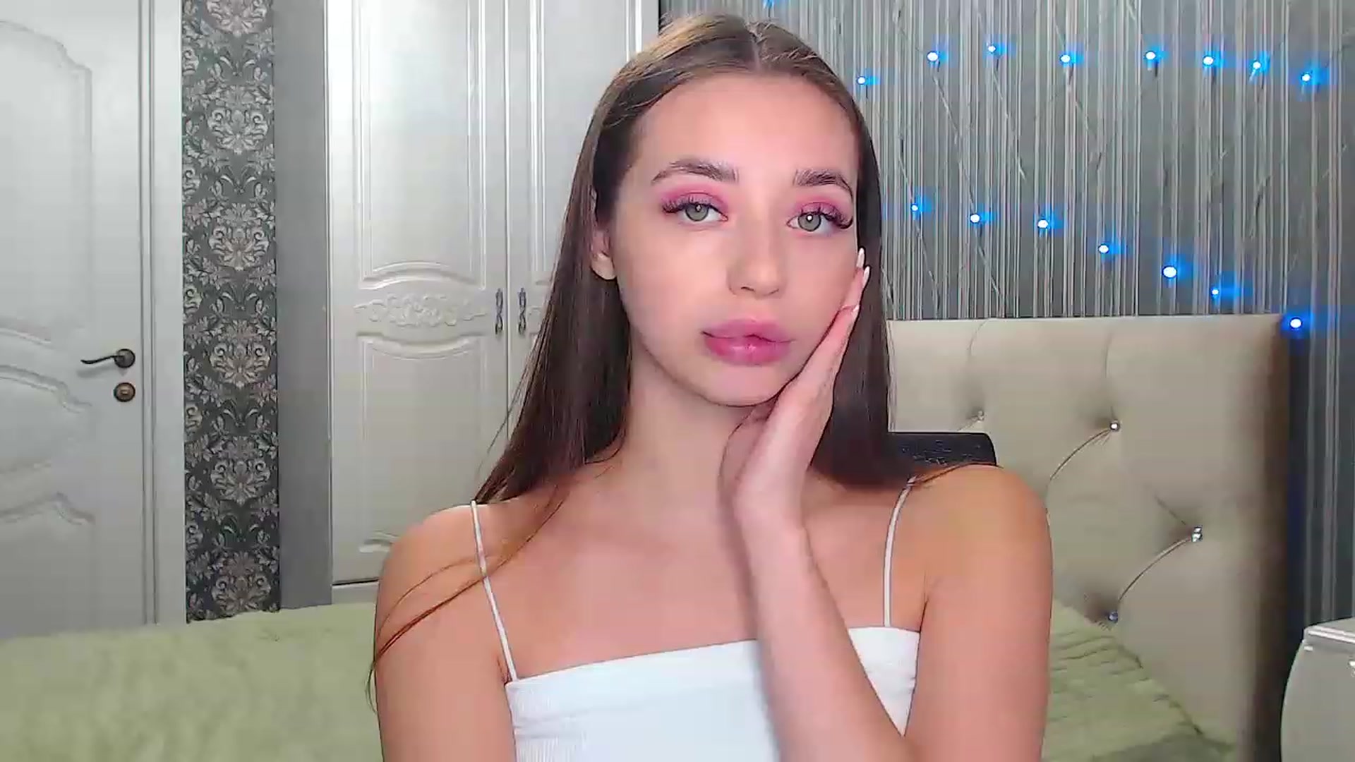 Gallery image thumbnail from EmeraldLilyyy's myfreecams stream on, 12/09/2022, 07:52 image 16 of 20