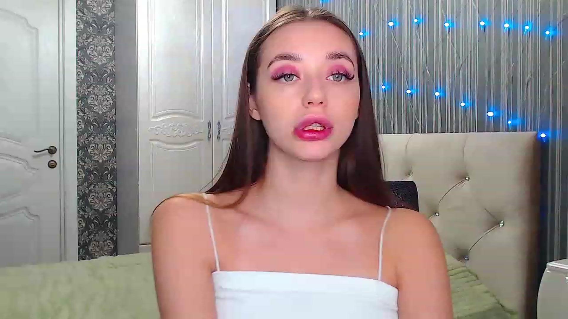 Gallery image thumbnail from EmeraldLilyyy's myfreecams stream on, 12/09/2022, 07:52 image 15 of 20