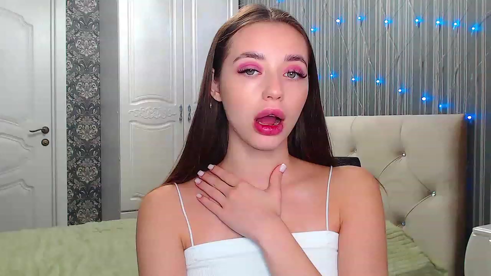 Gallery image thumbnail from EmeraldLilyyy's myfreecams stream on, 12/09/2022, 07:52 image 9 of 20