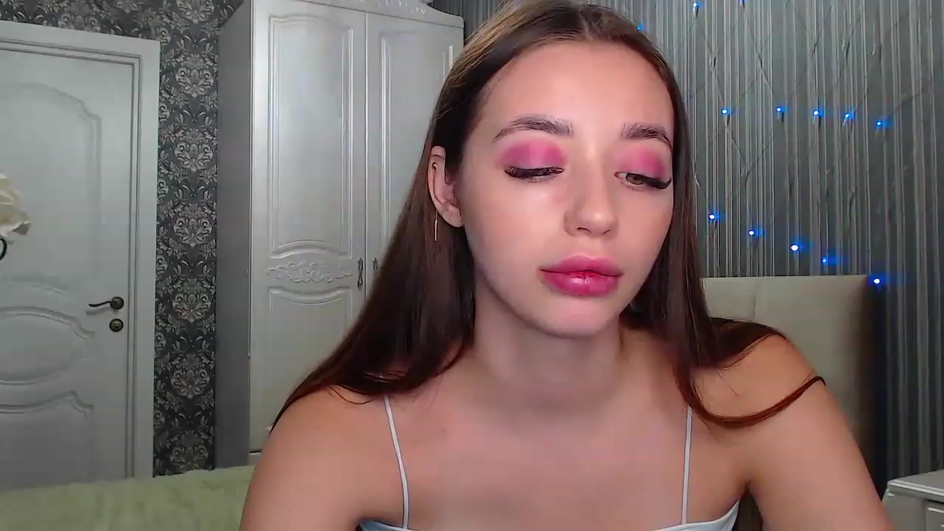 Gallery image thumbnail from EmeraldLilyyy's myfreecams stream on, 12/09/2022, 08:54 image 14 of 20