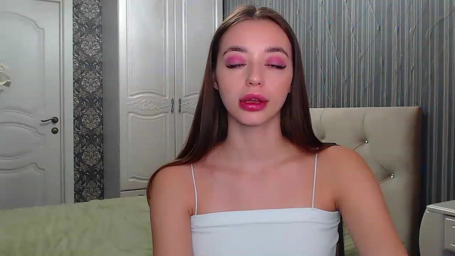 Gallery image thumbnail from EmeraldLilyyy's myfreecams stream on, 12/09/2022, 08:54 image 11 of 20