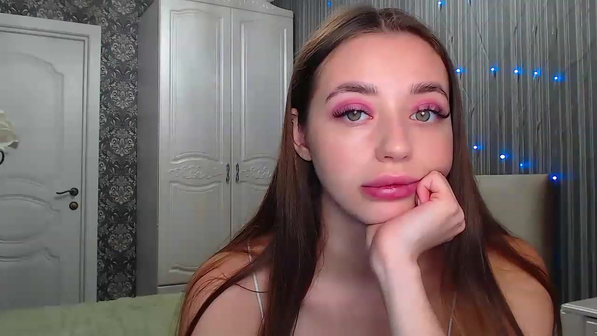 Gallery image thumbnail from EmeraldLilyyy's myfreecams stream on, 12/09/2022, 08:54 image 15 of 20
