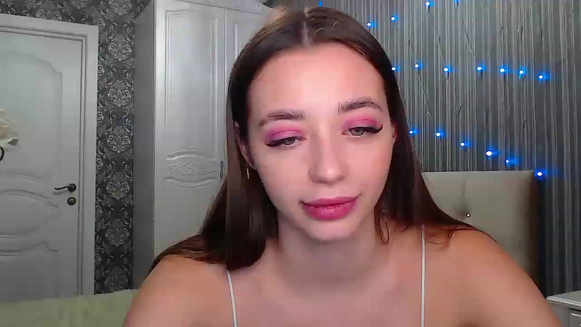 Gallery image thumbnail from EmeraldLilyyy's myfreecams stream on, 12/09/2022, 09:30 image 19 of 20