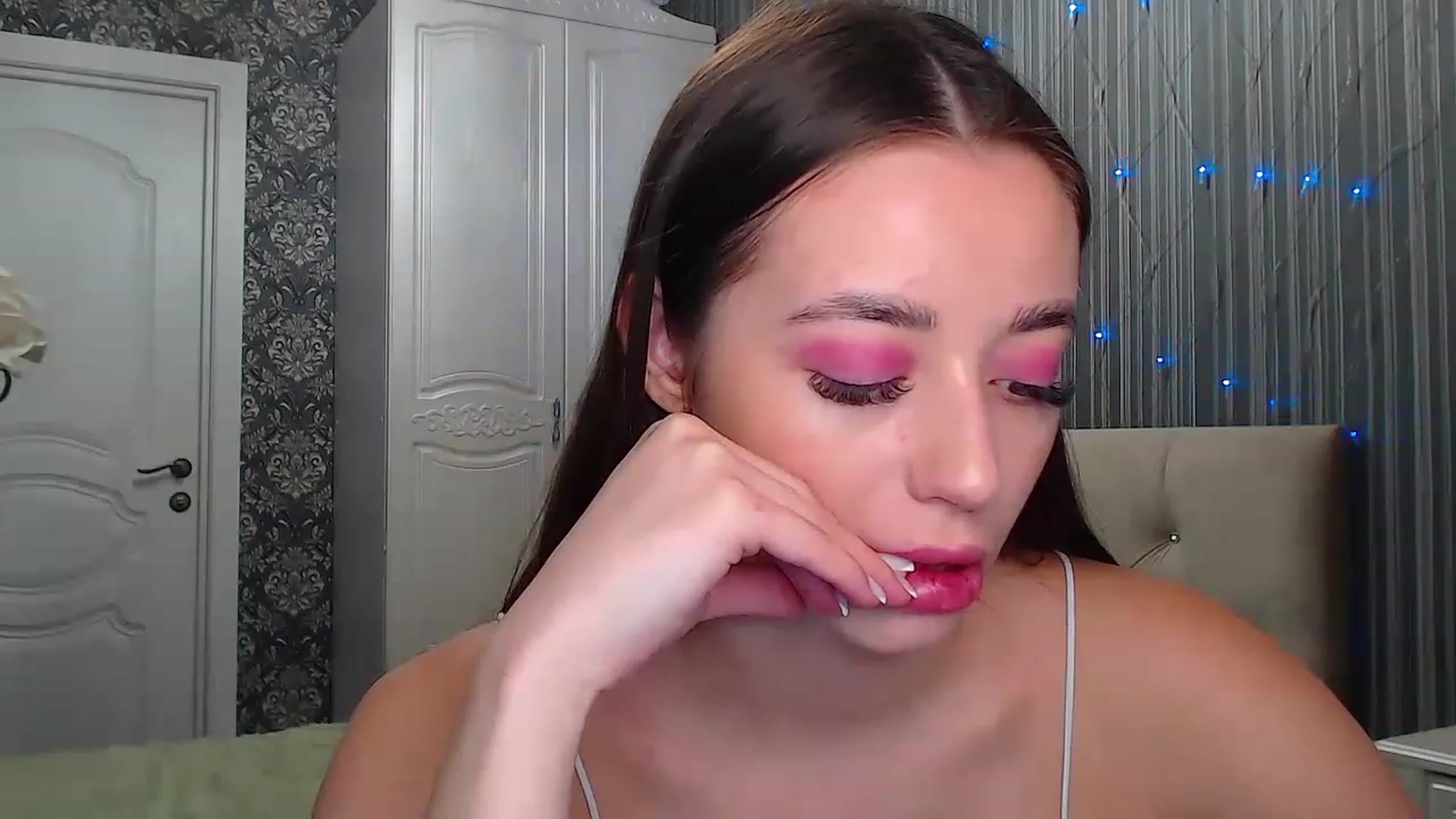 Gallery image thumbnail from EmeraldLilyyy's myfreecams stream on, 12/09/2022, 09:30 image 14 of 20
