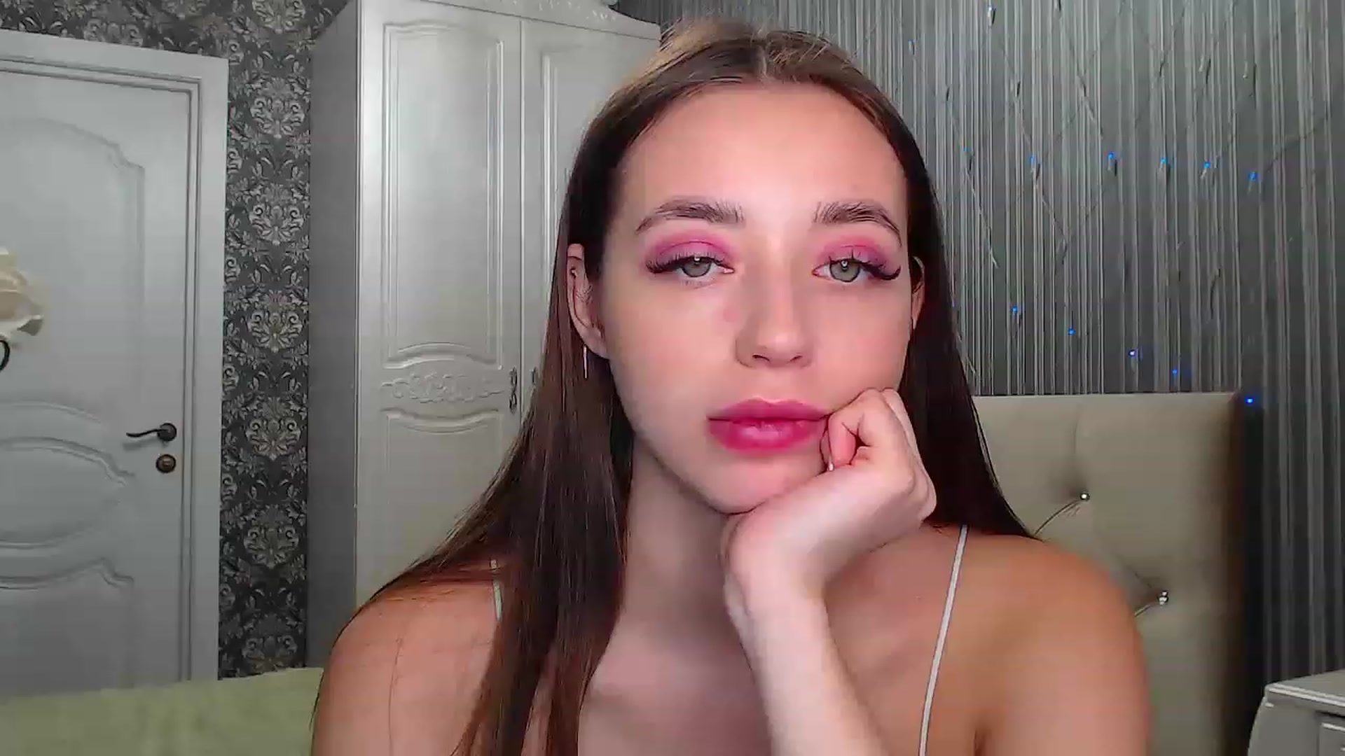 Gallery image thumbnail from EmeraldLilyyy's myfreecams stream on, 12/09/2022, 09:30 image 5 of 20