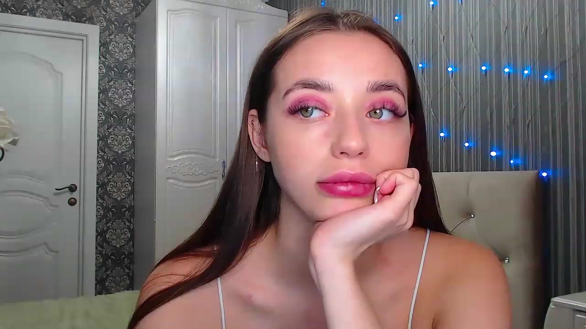 Gallery image thumbnail from EmeraldLilyyy's myfreecams stream on, 12/09/2022, 09:30 image 4 of 20